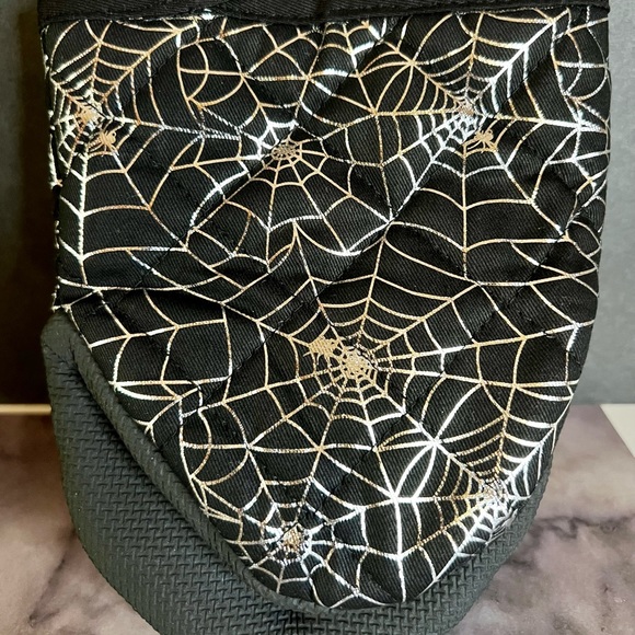 Halloween Set of 2 Mini Oven Mitts Metallic Silver Spider Webs Cobwebs - Picture 2 of 5